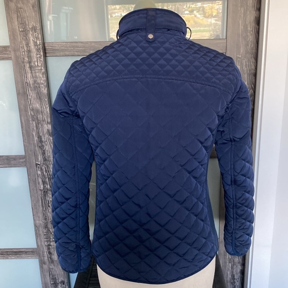 Tommy Hilfiger navy quilted spring jacket. Zippered front and pockets. Small 💙 - Picture 4 of 16